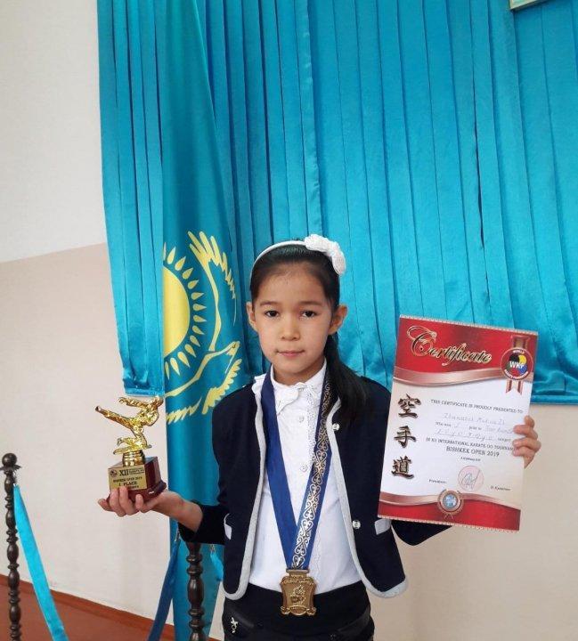 Поздравляем! Жумабек Медину, ученица 2 "А" класса, заняла І место в республиканских соревнованиях по каратэ-до (г.Бишкек)